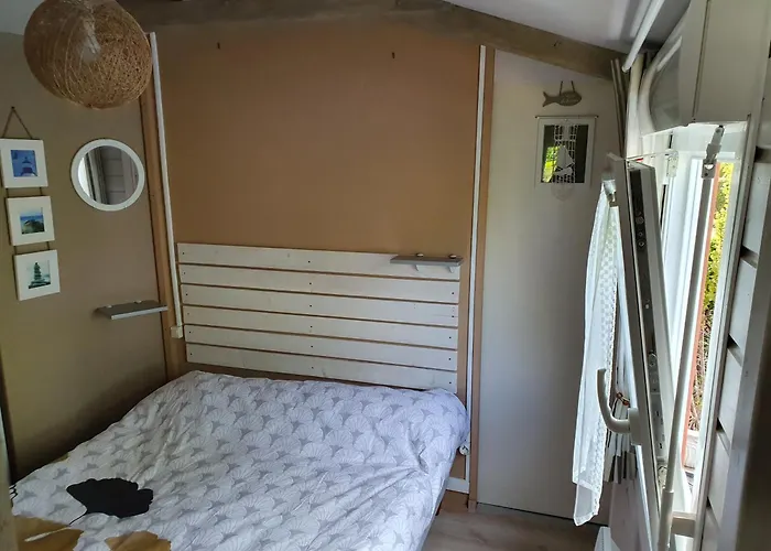 Chalet Et Caravane Sur Terrain Prive , Mer A Pied